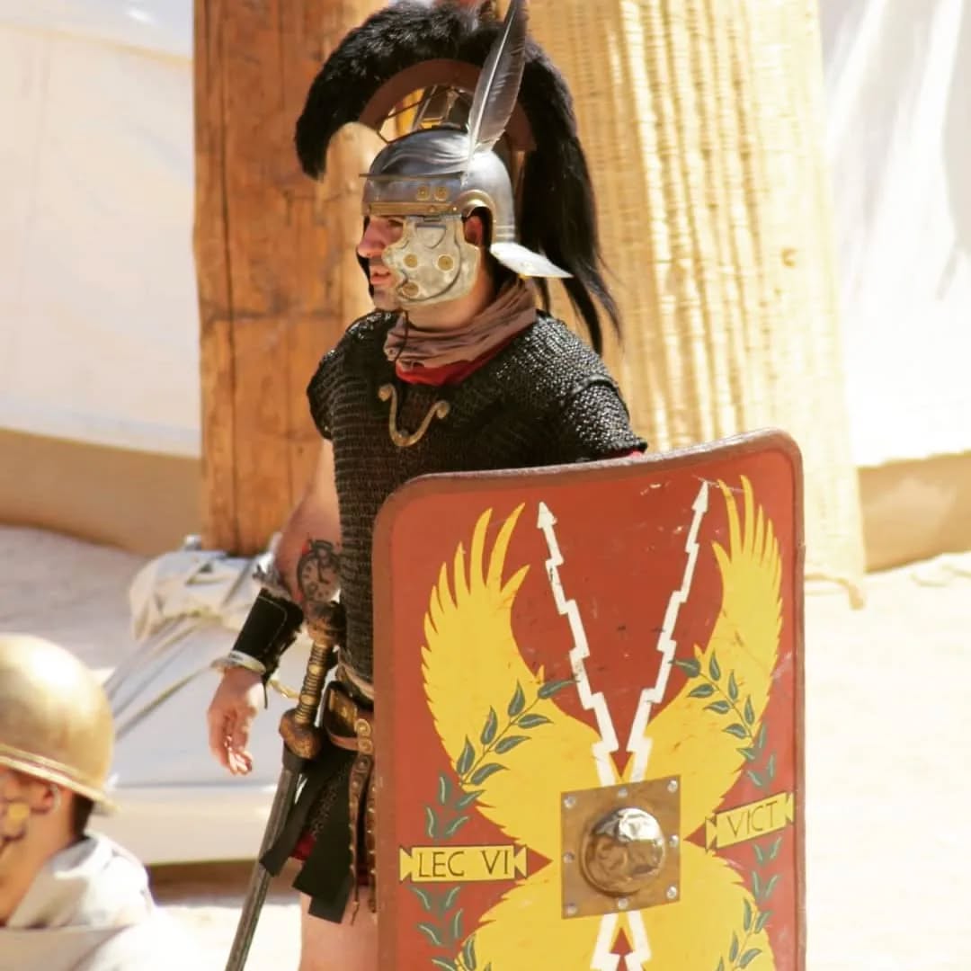 L'optio surveille ses légionnaires. #legionnaires #legionnairesromains #legionvivictrixarles #spqr #photography