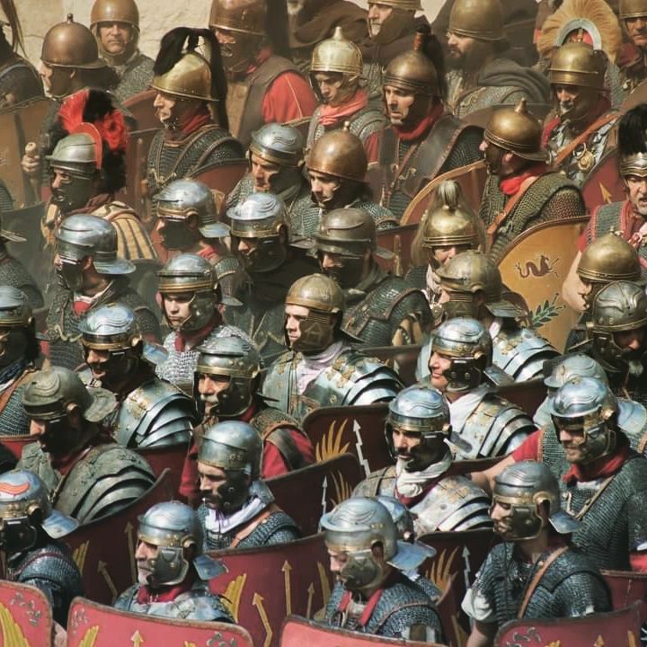 Les légionnaires marchent comme un seul homme sur le sable des arènes de Nîmes. 
#legionvivictrixarles #spqr #jeuxhadrien #legionromaine #legionnaires #rome